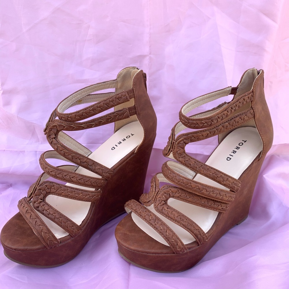Torrid Size 10 platform shoe in tan